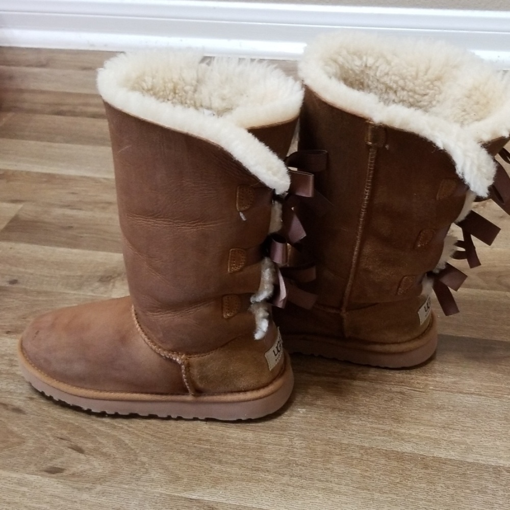 Ugg 3 bows boots size 4big girl